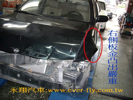 因正面衝擊，導致板金受擠壓而使右側板金凸出