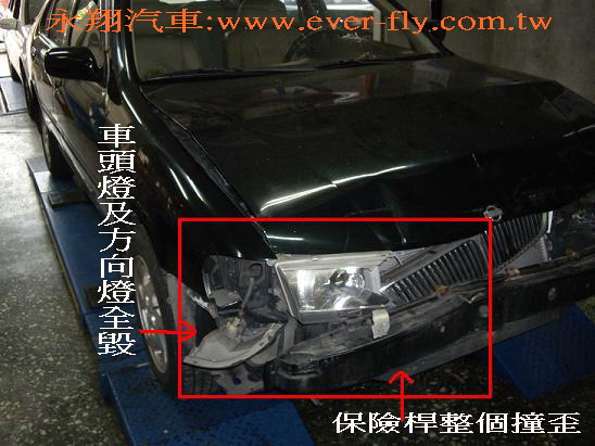 從左圖近照發現車頭燈全碎掉，保險桿也變形