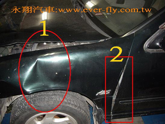 圖1:左側板金整個凹進去  圖2:間隙因板金變形而導致變大  車輛的結構都是牽一髮而動全身