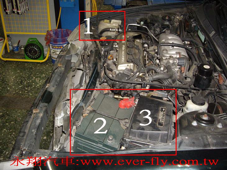 圖1:噴水桶  圖2:電瓶  圖3:空氣流量器  由圖中標示，看機器零件是被擠壓的狀態   