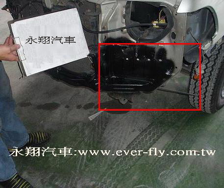 右邊水箱架燒焊鈑金校正後,已整個拉直了兼防繡