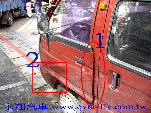 圖1:車門已無法正常開關 圖2:車門板金凹陷進去 看情況並不算太嚴重