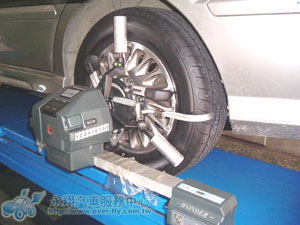 四輪外傾角及前束同步測試,提升調整過程準確性和節省時間