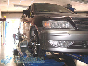 8個前束感應器  可在車輛定位測計過程中不斷的監視變化動態狀況.