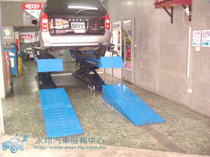 ３D藍芽光學四輪定位儀，原廠最高階的定位儀採用在Windows XP作業系統下操作的專業操作軟體。