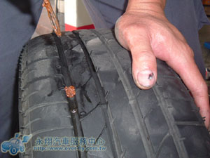 2：將多餘膠條剪掉，堅守一大原則，告知再告知。有沒有在本廠更換輪胎不打緊，在同業處所更換也可以，重點是我們已為您的安全做到把關。