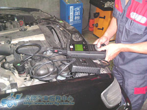 S320賓士，引擎行駛時，其一；開冷氣常會突然冒白煙或不冷、其二；最近突然不作用祇有在控制開關 有紅燈亮而已。先用專業電腦儀器測試是否有電子零件損壞以備查修。