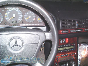 在儀表板中間,冷氣控制面板右下角處紅燈亮起,按這些開關無法讓冷氣運轉。