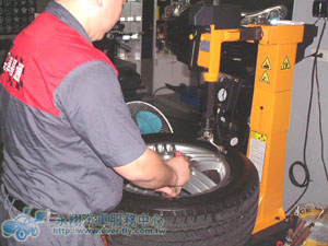 義大利進口，原廠SICE拆胎機含自動輔助臂不會傷到鋁圈。