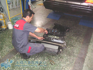 整個總成式的冷氣風箱蠻大的。