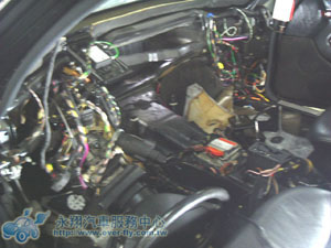 冷氣空調系統查修,試漏灌冷媒含冷凍油精,流了滿室內,味道較差對於過敏姓車主會有引響,此時3M大廠牌的風箱除臭劑就上市,不貴好用、適合注重空氣品質的您。