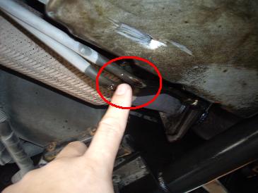 除有漏油之外，仍有管路破損